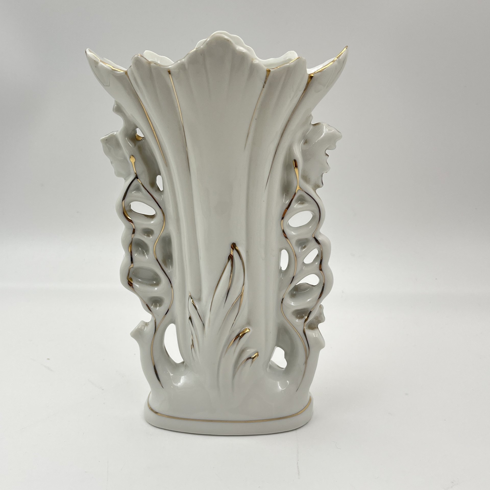 Ваза для небольшого букета с изображением роз и фигурными ручками в виде виноградной лозы, фарфор, деколь, золочение, Западная Европа, 1950-1980 гг.