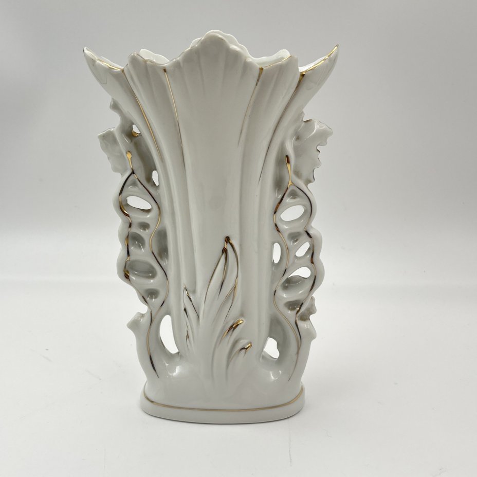 Ваза для небольшого букета с изображением роз и фигурными ручками в виде виноградной лозы