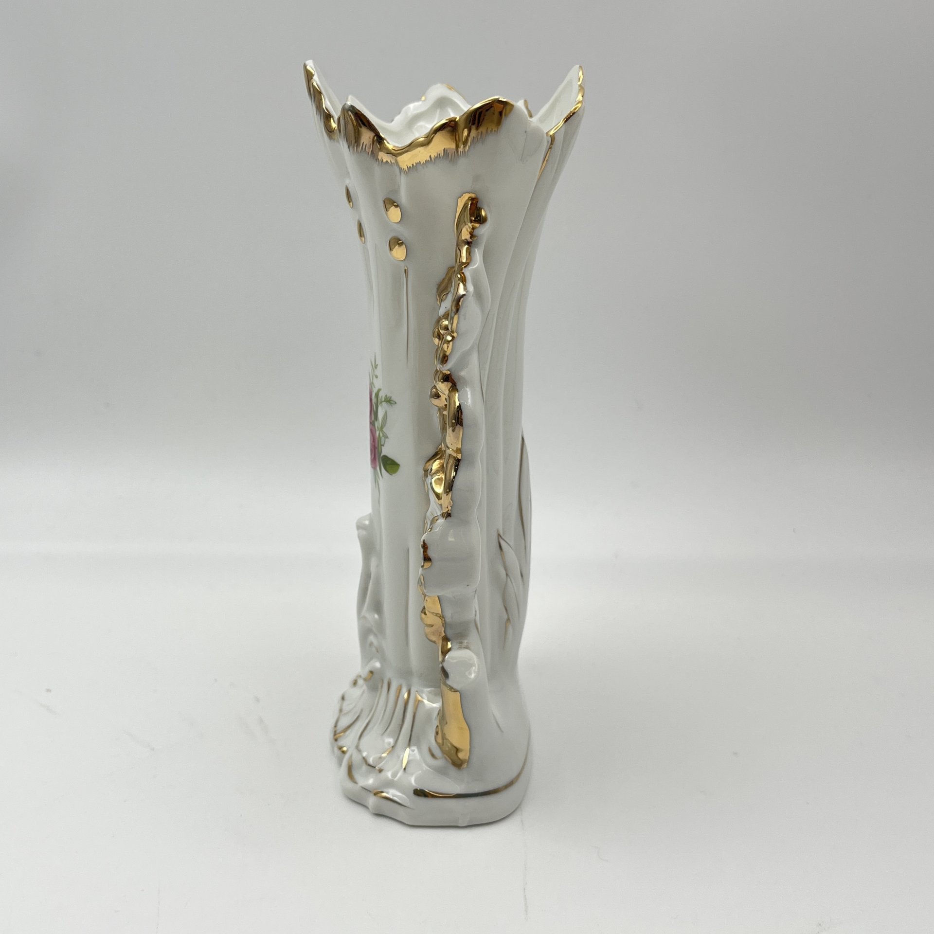 Ваза для небольшого букета с изображением роз и фигурными ручками в виде виноградной лозы, фарфор, деколь, золочение, Западная Европа, 1950-1980 гг.