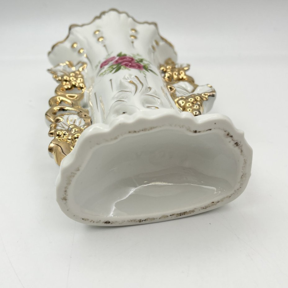 Ваза для небольшого букета с изображением роз и фигурными ручками в виде виноградной лозы