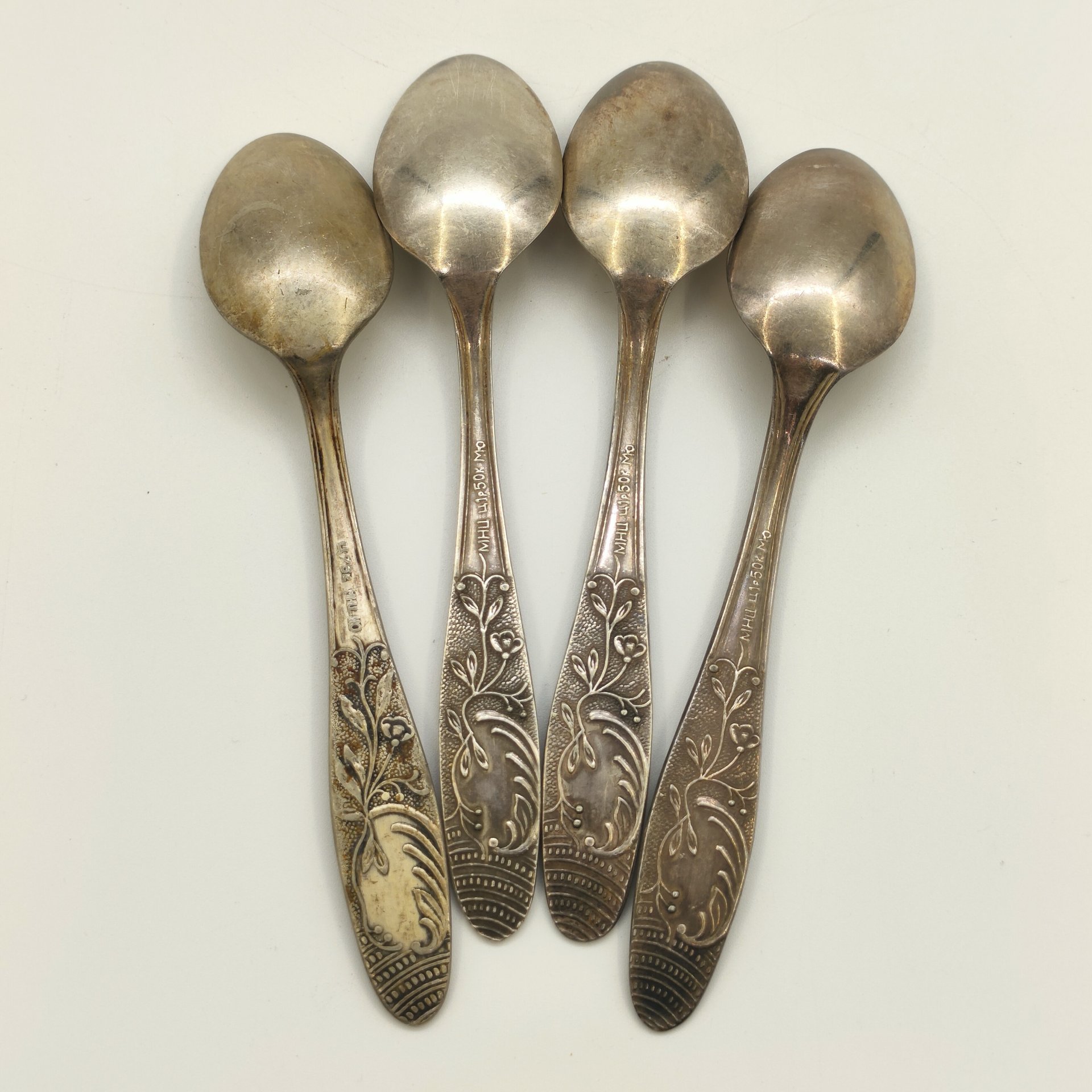 Набор из 4-х чайных ложек с цветочным декором (в подборе), мНЦ (медь-никель-цинк), Московский завод ювелирных и металлических изделий (МЮЗ), СССР, 1960-1990 гг.