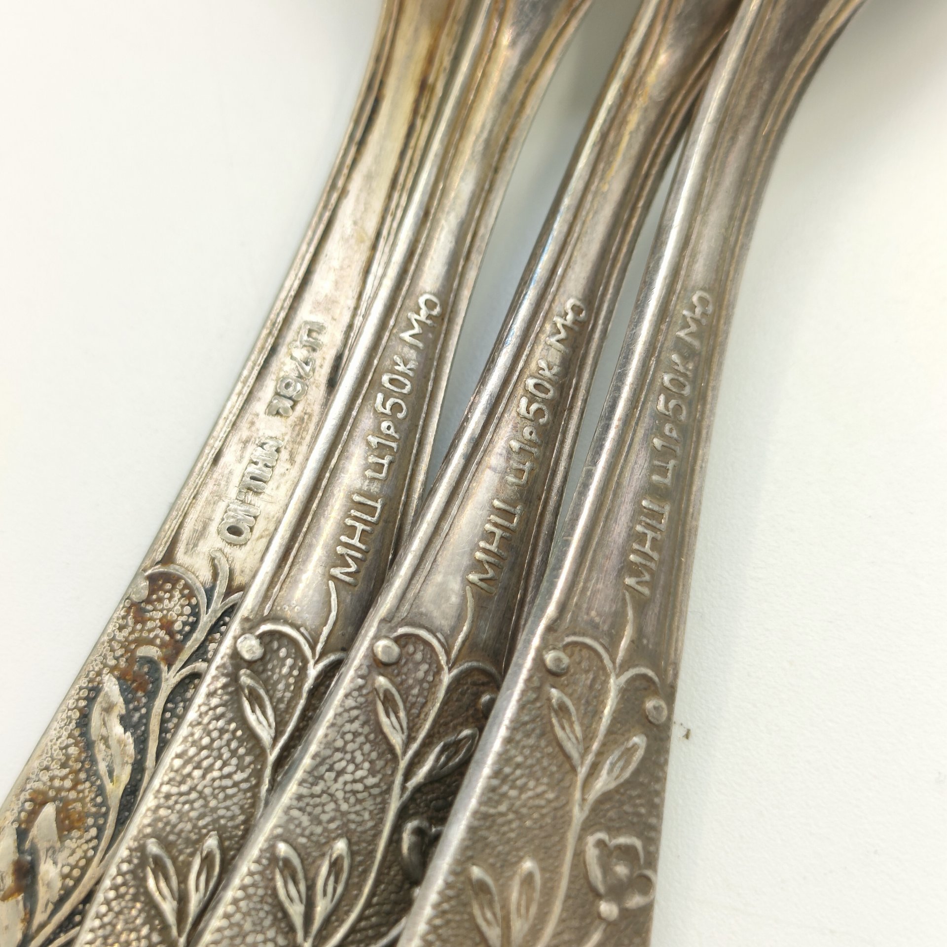 Набор из 4-х чайных ложек с цветочным декором (в подборе), мНЦ (медь-никель-цинк), Московский завод ювелирных и металлических изделий (МЮЗ), СССР, 1960-1990 гг.