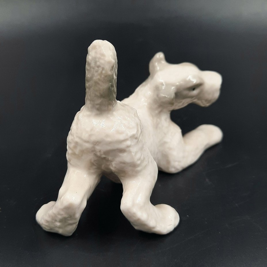 Статуэтка "Играющий фокстерьер", фарфор, роспись, Ленинградский фарфоровый завод (ЛФЗ), СССР, 1960-1970 гг.