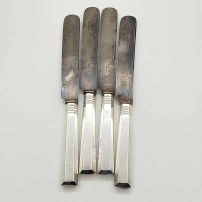 Набор из четырех столовых ножей с гранеными рукоятями и поперечными полосами