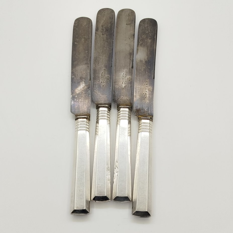 Набор из четырех столовых ножей с гранеными рукоятями и поперечными полосами