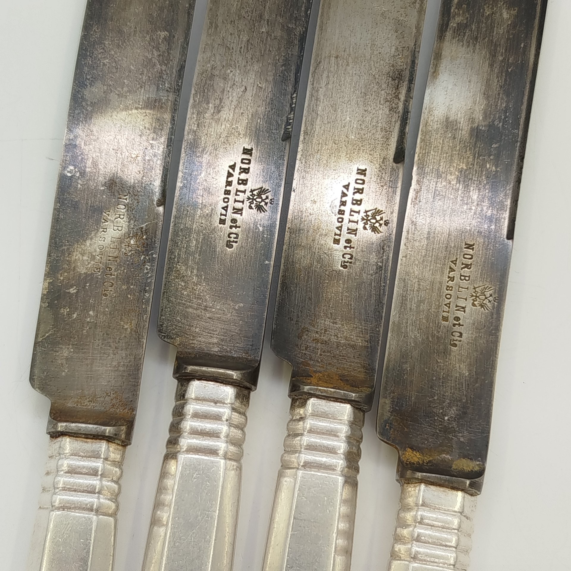 Набор из четырех столовых ножей с гранеными рукоятями и поперечными полосами