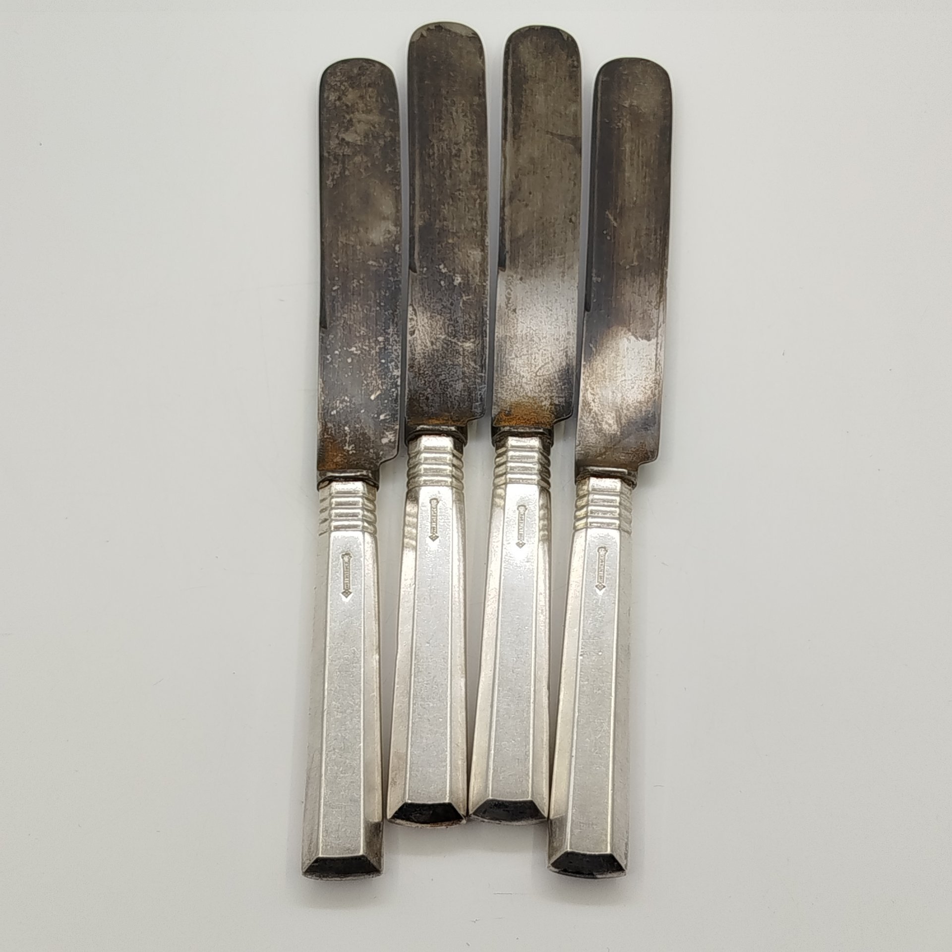 Набор из четырех столовых ножей с гранеными рукоятями и поперечными полосами