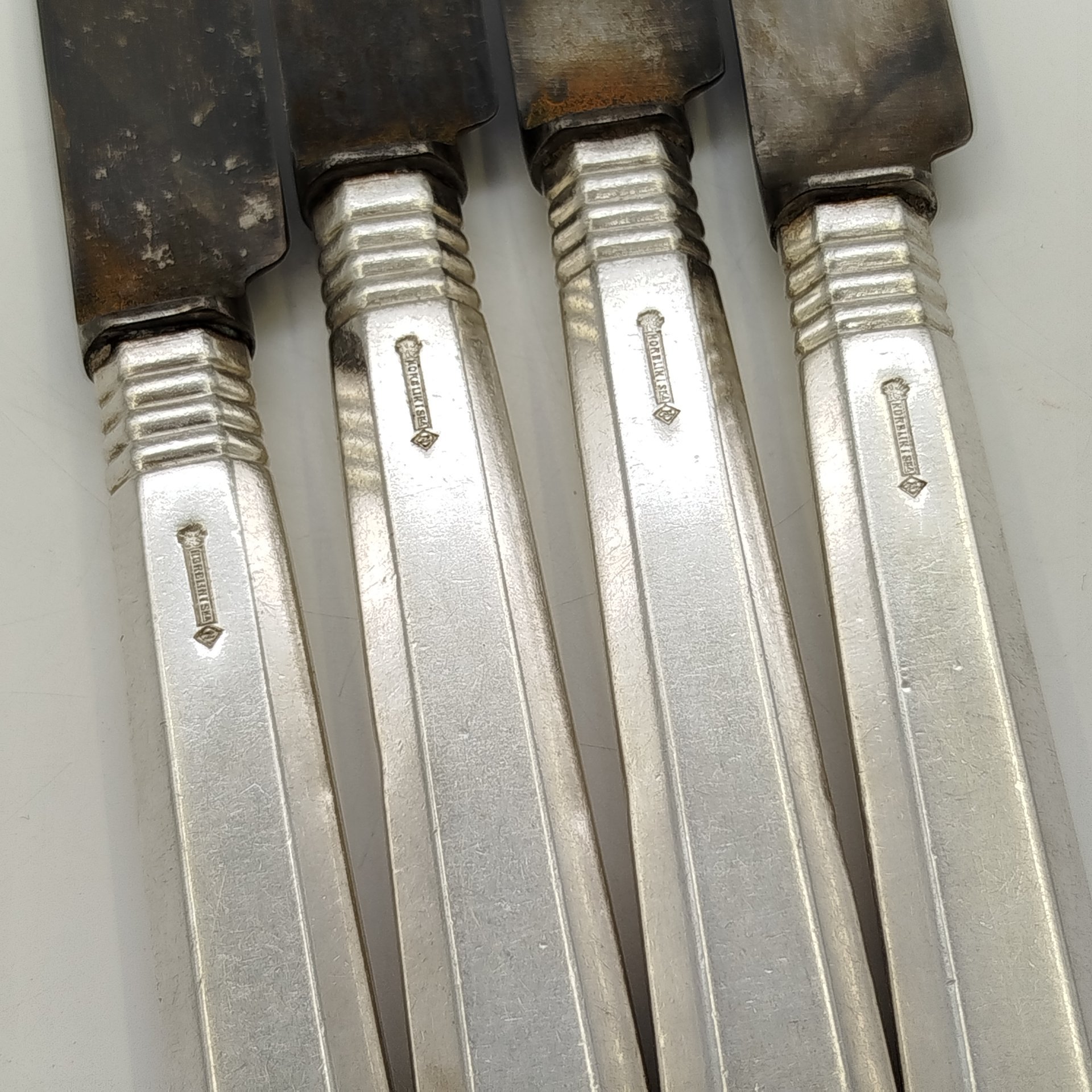 Набор из четырех столовых ножей с гранеными рукоятями и поперечными полосами