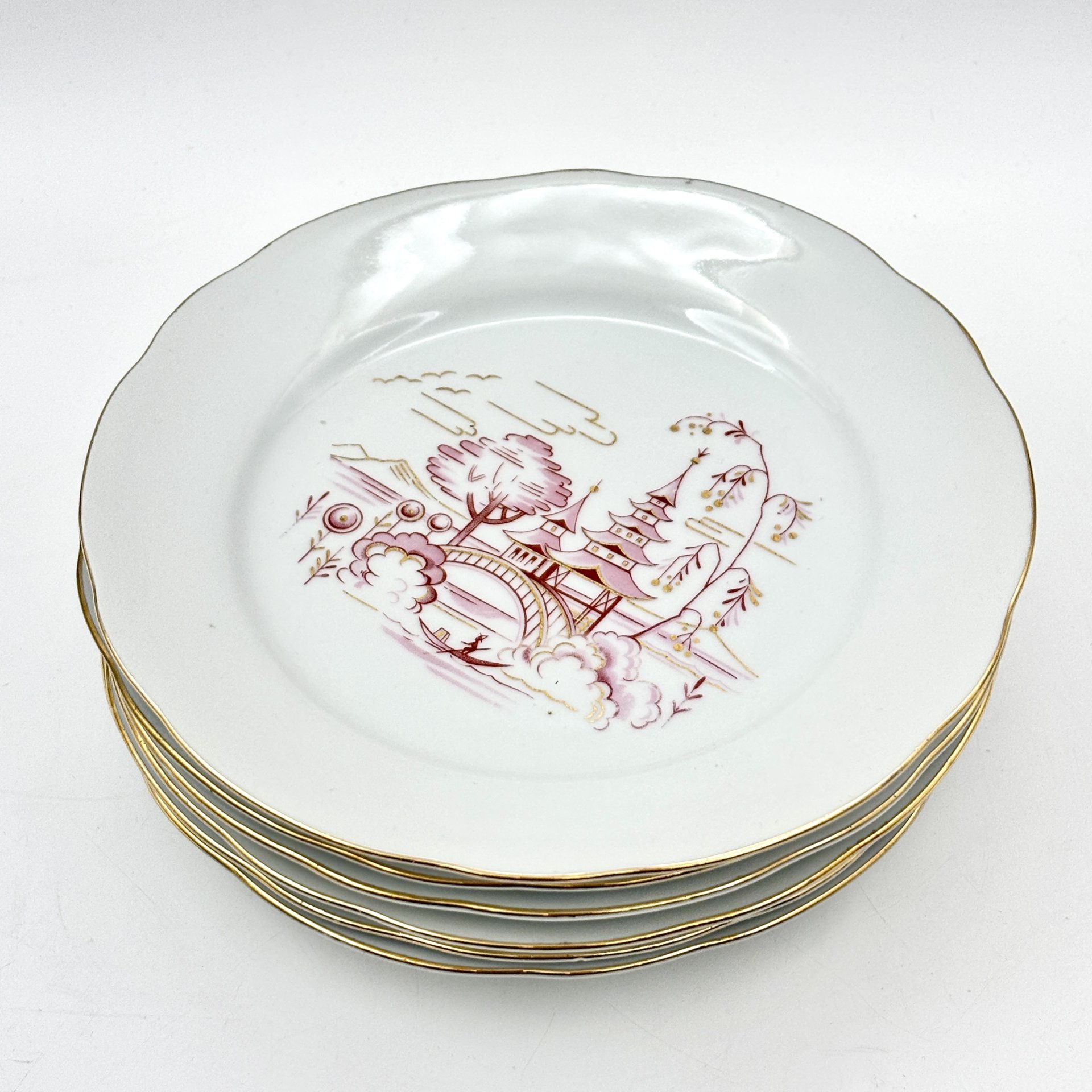 Набор из шести десертных тарелок в стиле шинуазри с декором в виде пагоды, фарфор, деколь, золочение, Könitz Porzellan, ГДР, 1954-1962 гг.