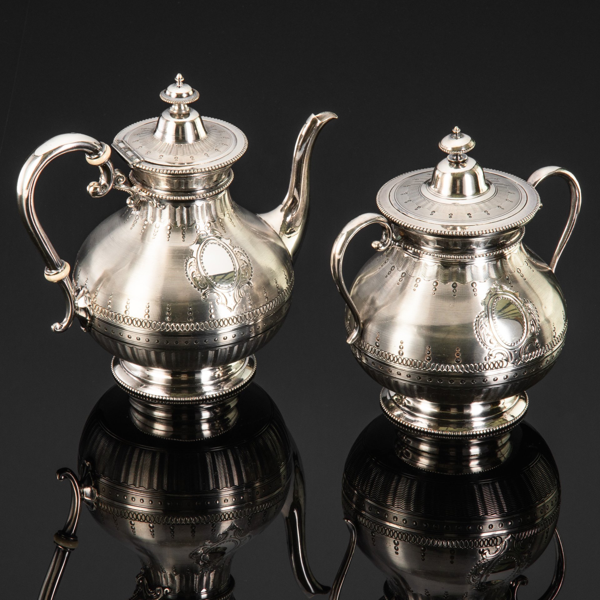 Кофейник и сахарница в классическом стиле c декоративными элементами в виде картушей, Armand Frenais