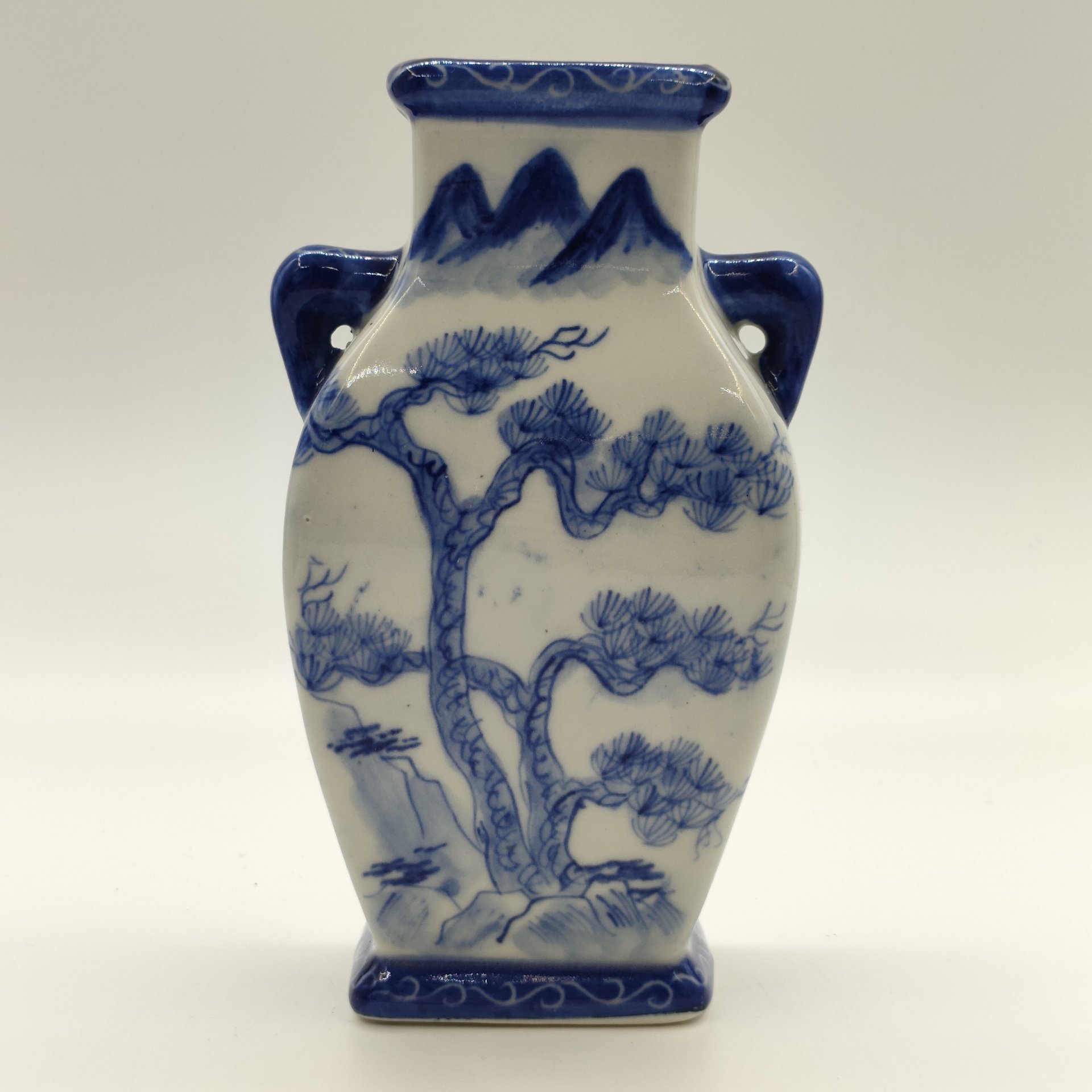 Ваза с пейзажным декором, фарфор, роспись, Китай, 1980-2000 гг.