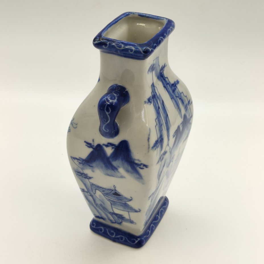 Ваза с пейзажным декором, фарфор, роспись, Китай, 1980-2000 гг.