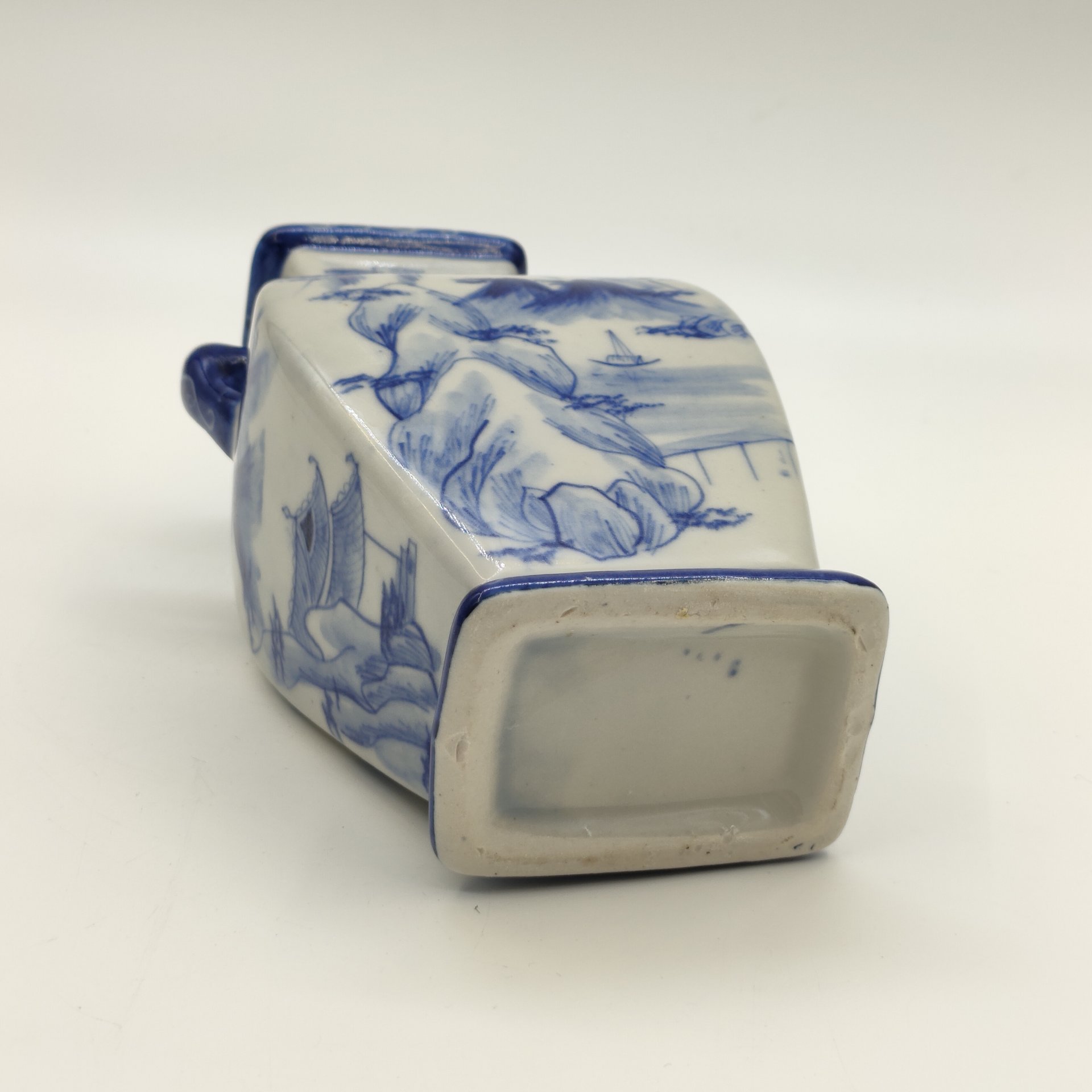 Ваза с пейзажным декором, фарфор, роспись, Китай, 1980-2000 гг.