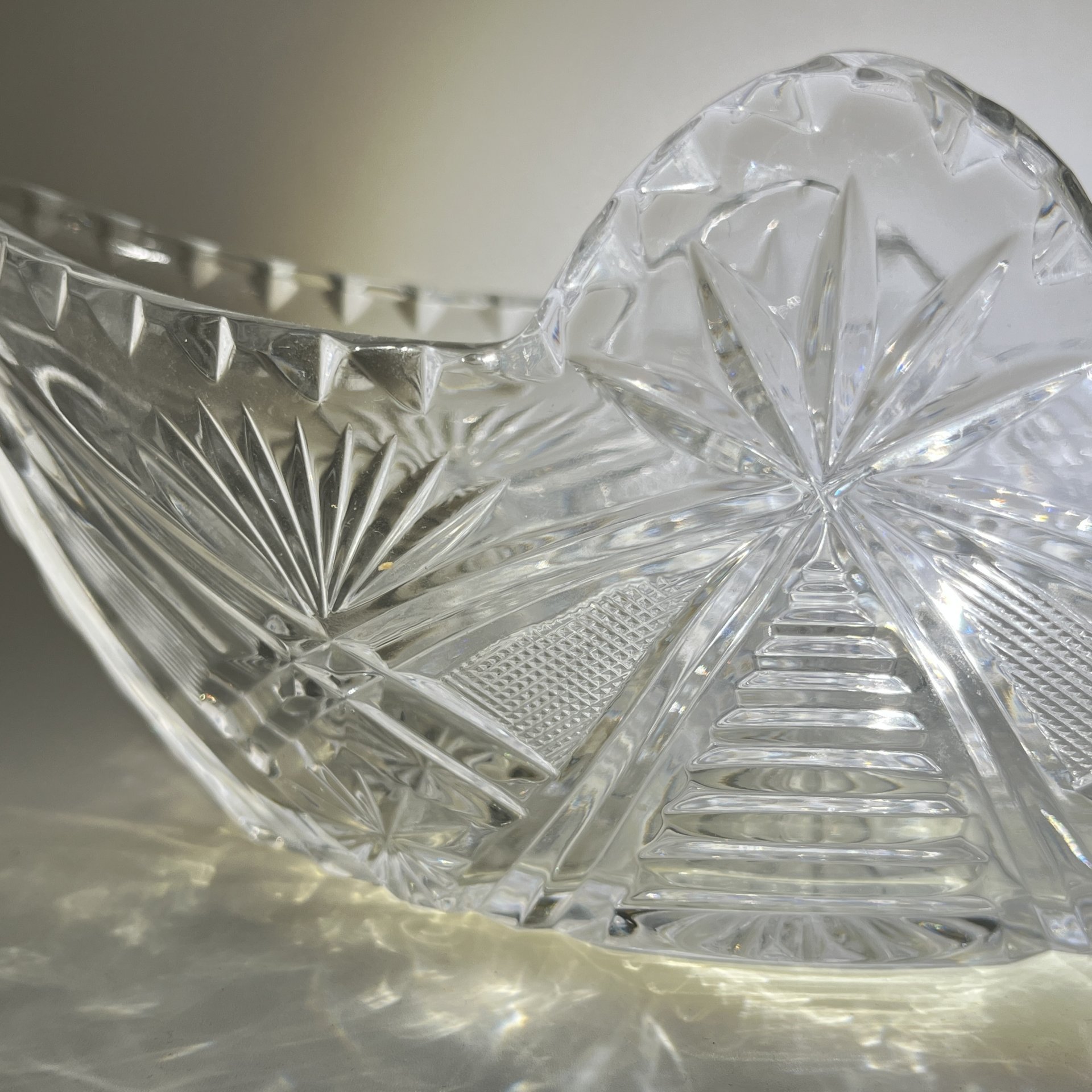 Салатник-ладья с геометрическим декором, хрусталь, пресс, СССР, 1970-1990 гг.