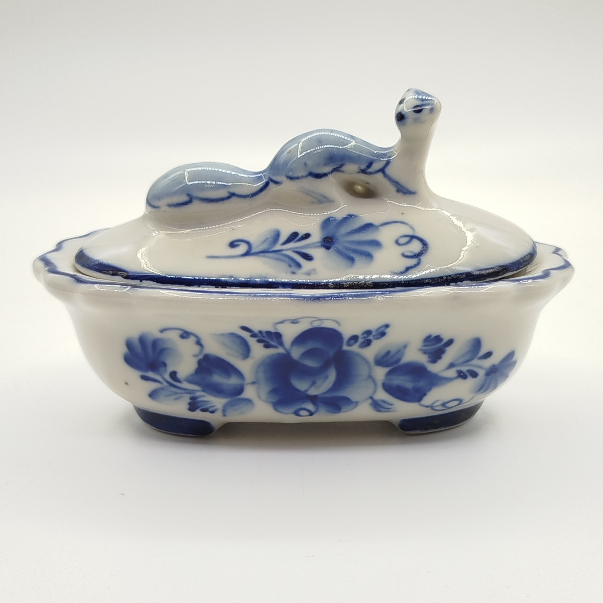 Шкатулка, украшенная цветочным орнаментом и декором на крышке в виде норки, Гжель