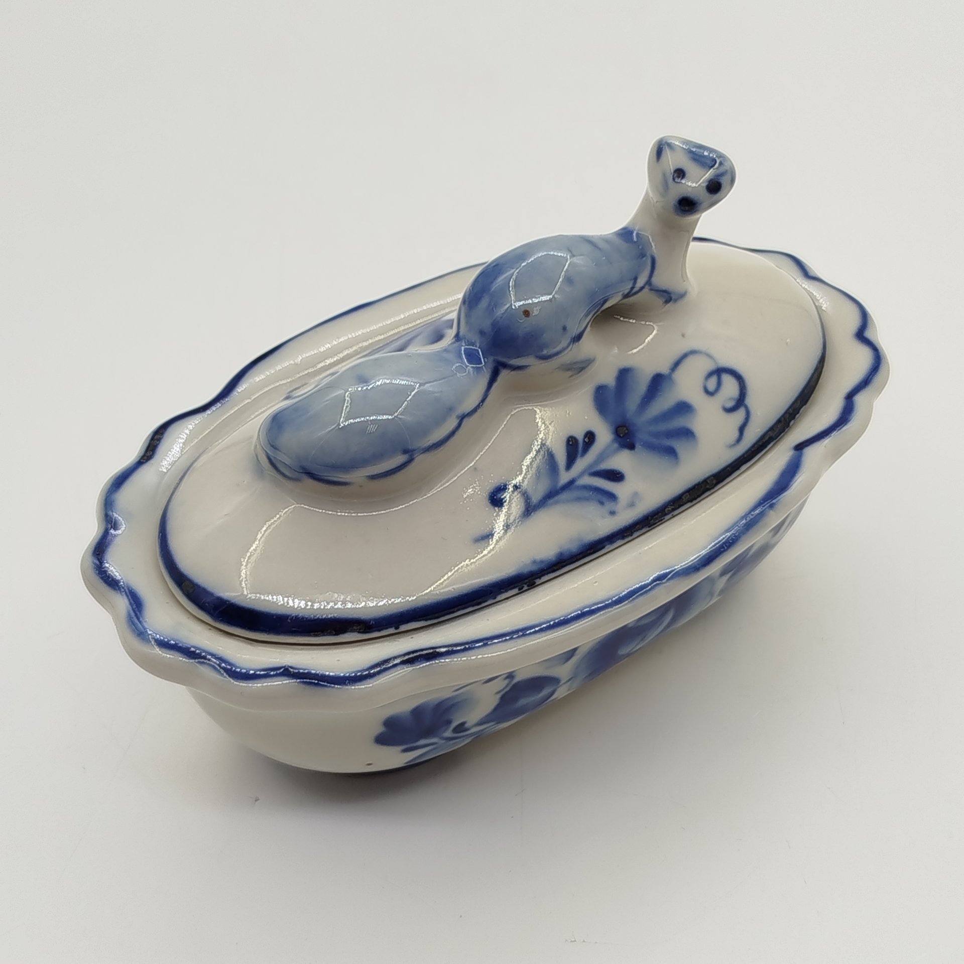 Шкатулка, украшенная цветочным орнаментом и декором на крышке в виде норки, Гжель