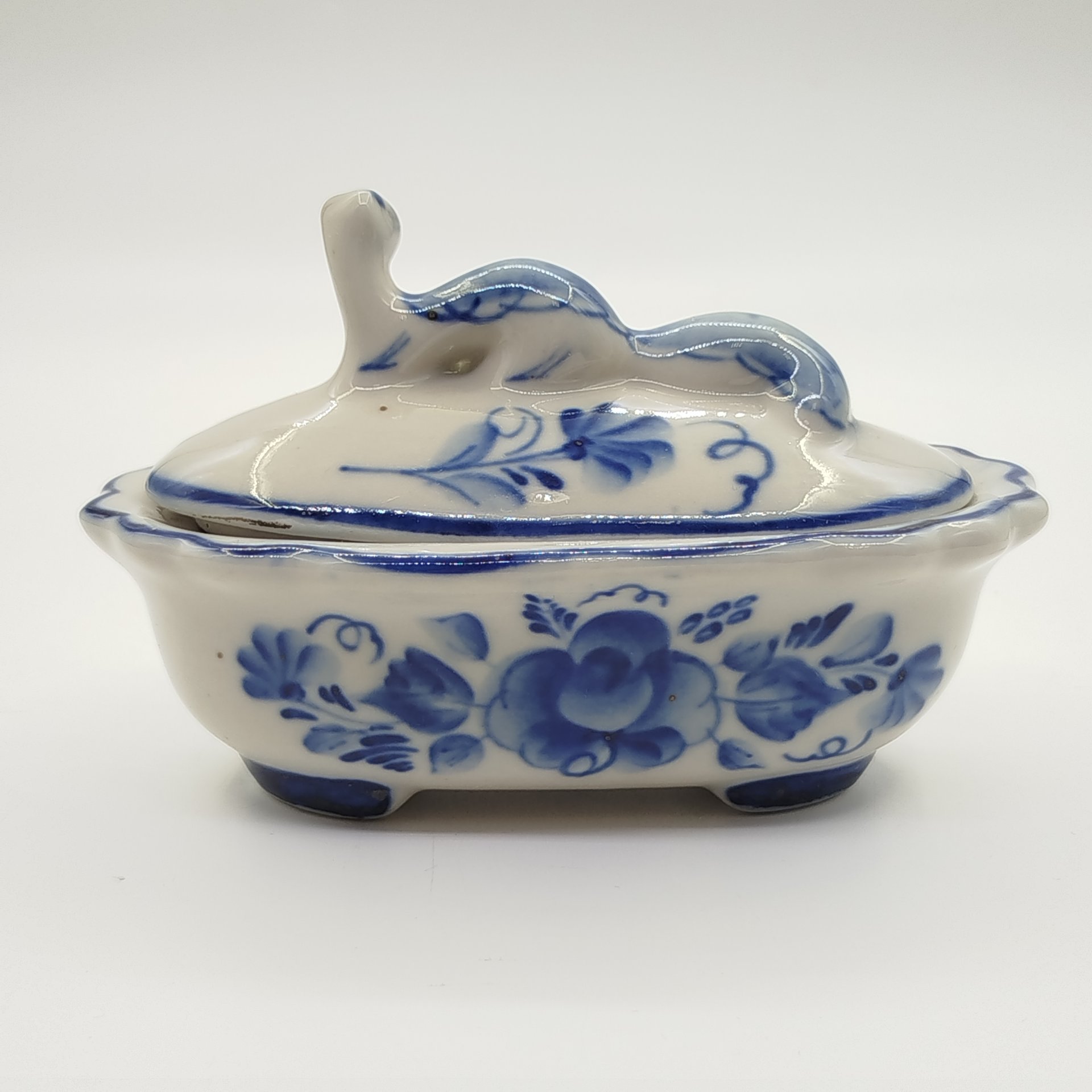 Шкатулка, украшенная цветочным орнаментом и декором на крышке в виде норки, Гжель