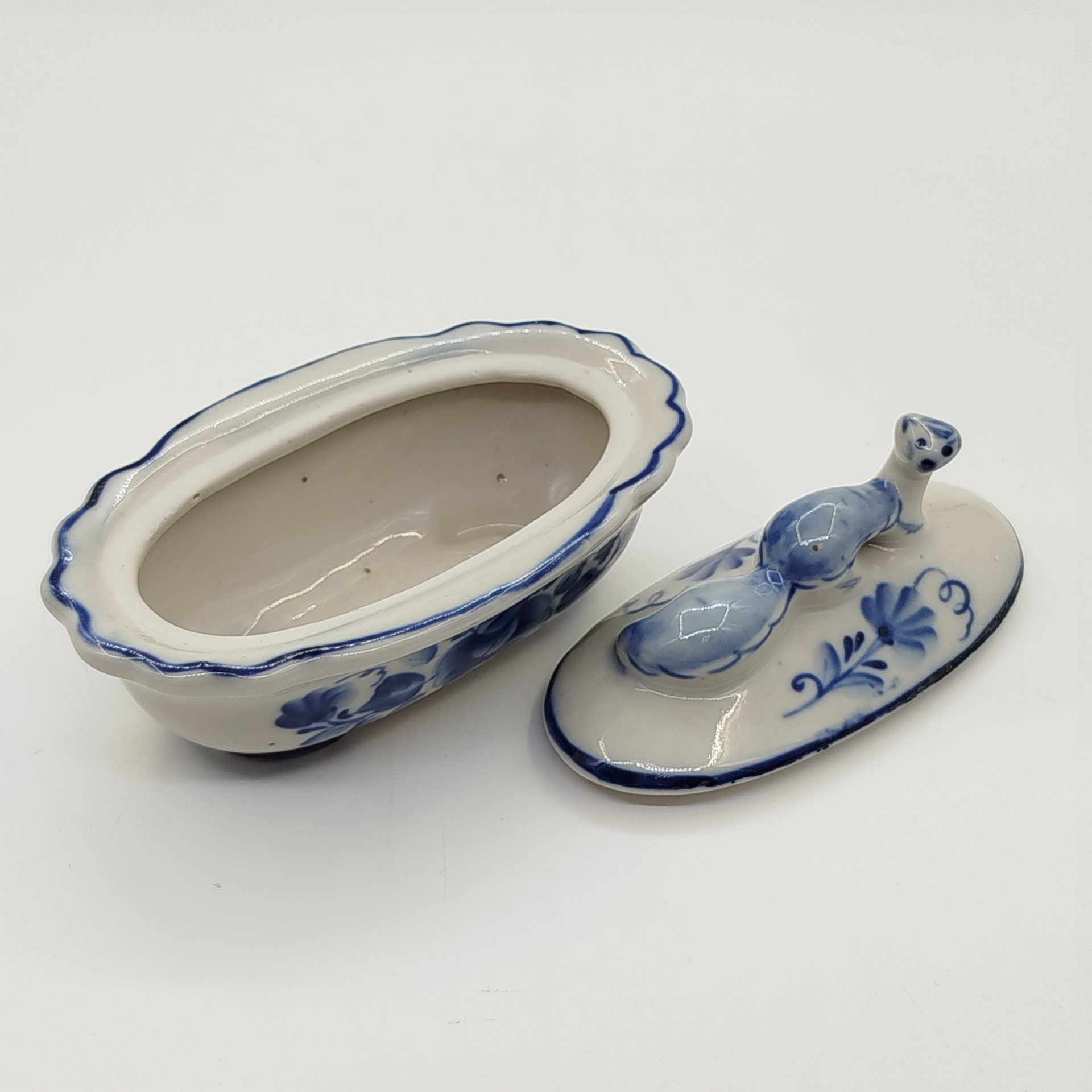 Шкатулка, украшенная цветочным орнаментом и декором на крышке в виде норки, Гжель