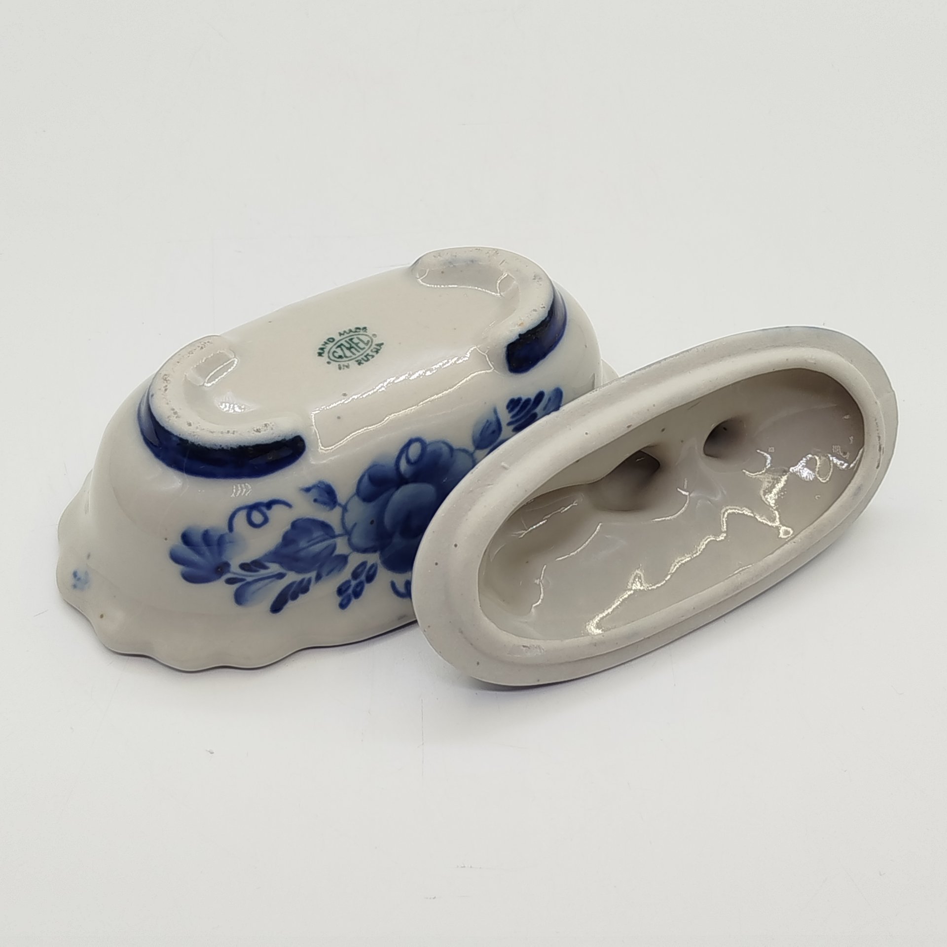 Шкатулка, украшенная цветочным орнаментом и декором на крышке в виде норки, Гжель