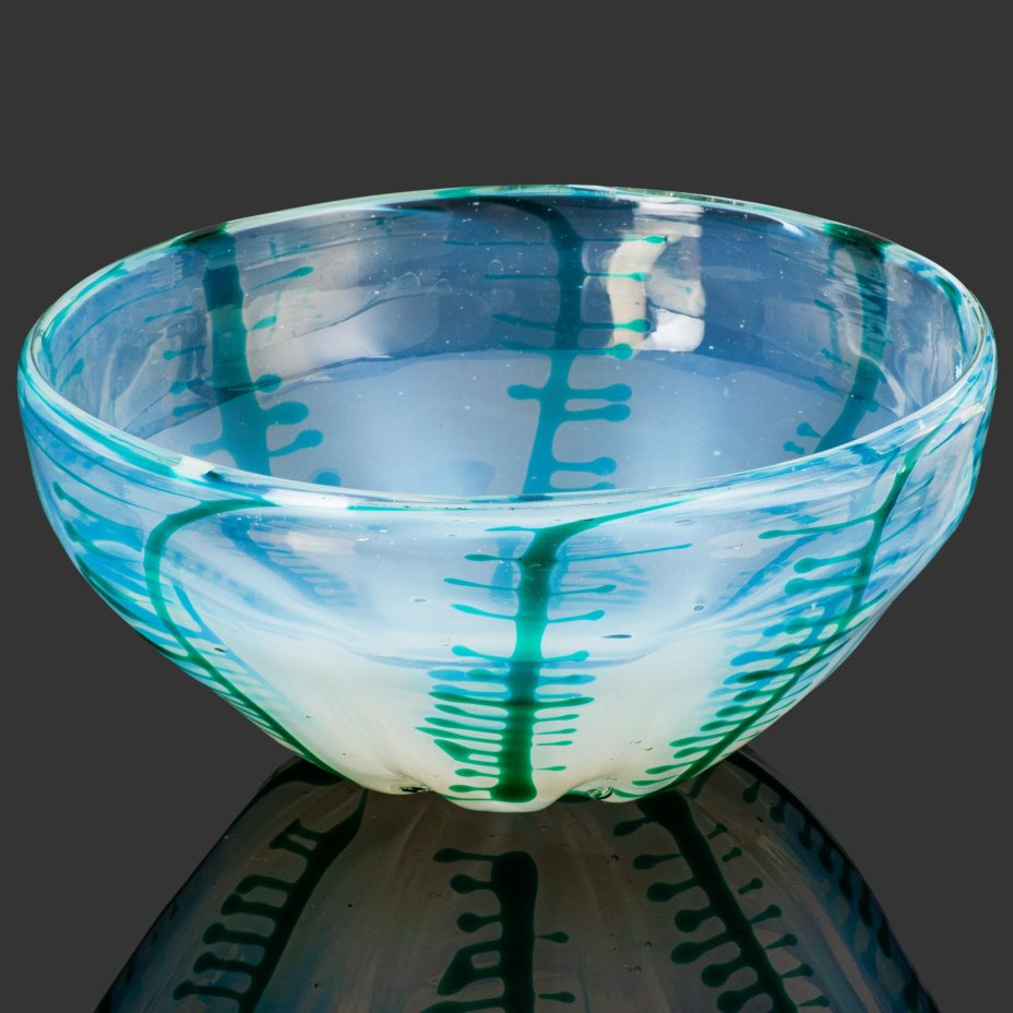 Фруктовница оттенка морской волны с цветными включениями, предположительно Львовская керамико-скульптурная фабрика (ЛКСФ), цветное стекло, сульфидно-цинковое стекло, гутная техника, СССР, 1960-1980 гг.