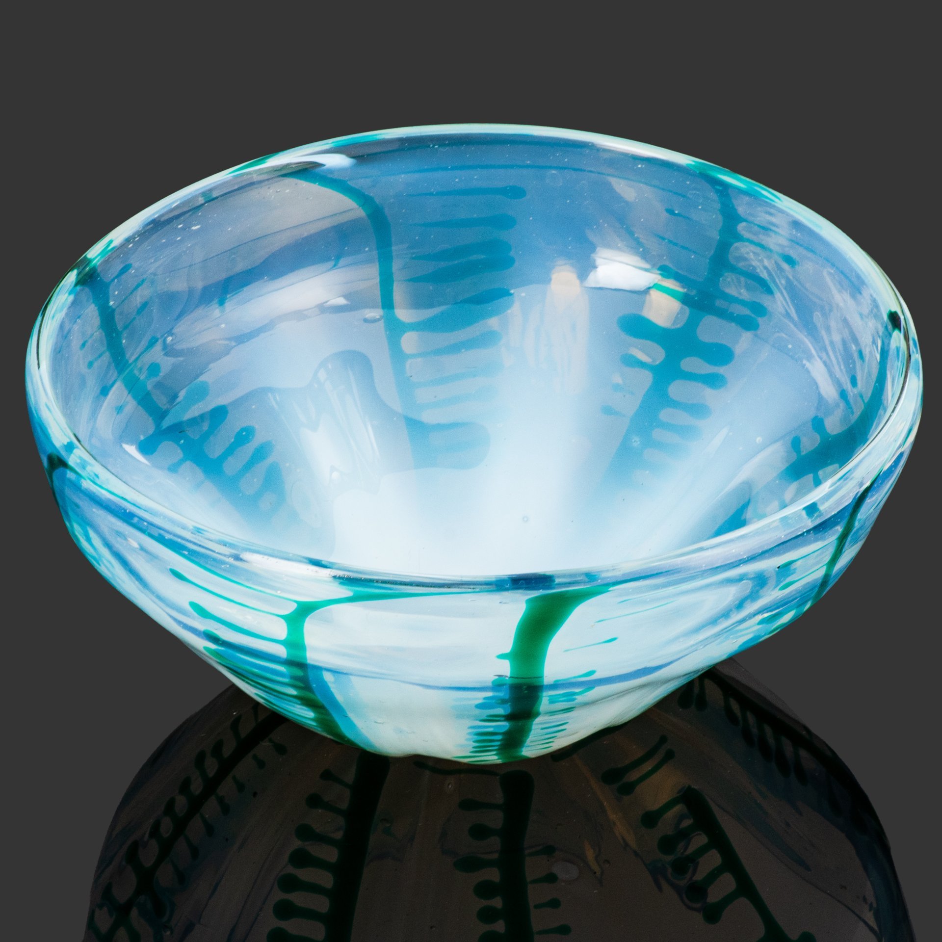 Фруктовница оттенка морской волны с цветными включениями, предположительно Львовская керамико-скульптурная фабрика (ЛКСФ), цветное стекло, сульфидно-цинковое стекло, гутная техника, СССР, 1960-1980 гг.