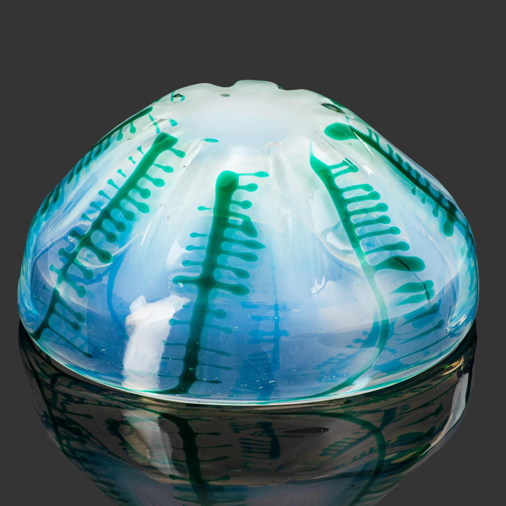 Фруктовница оттенка морской волны с цветными включениями, предположительно Львовская керамико-скульптурная фабрика (ЛКСФ), цветное стекло, сульфидно-цинковое стекло, гутная техника, СССР, 1960-1980 гг.
