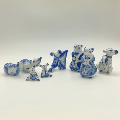 Набор из восьми статуэток "Крысы", Гжель, фарфор, роспись, Россия, 1990-2010 гг.