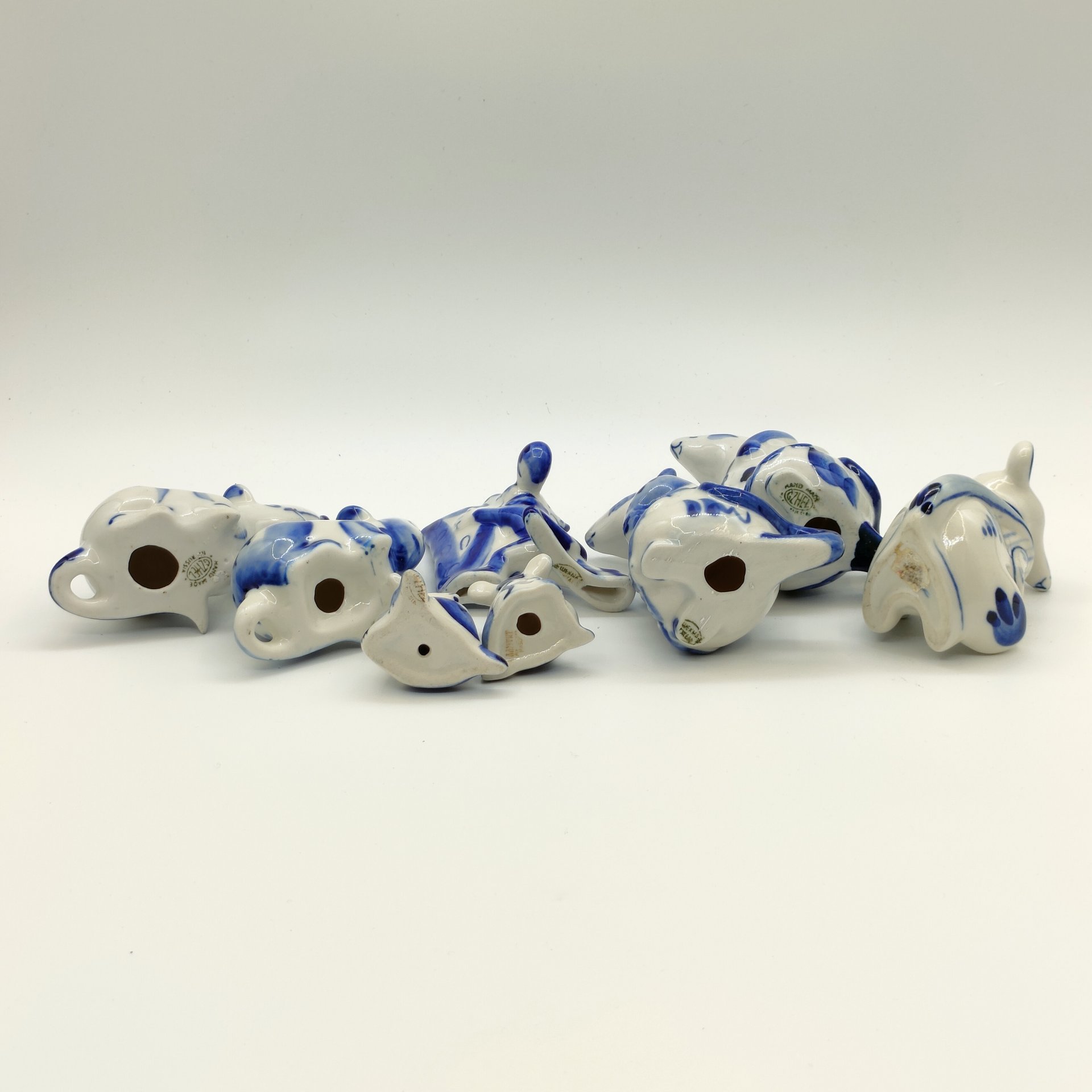 Набор из восьми статуэток "Крысы", Гжель, фарфор, роспись, Россия, 1990-2010 гг.
