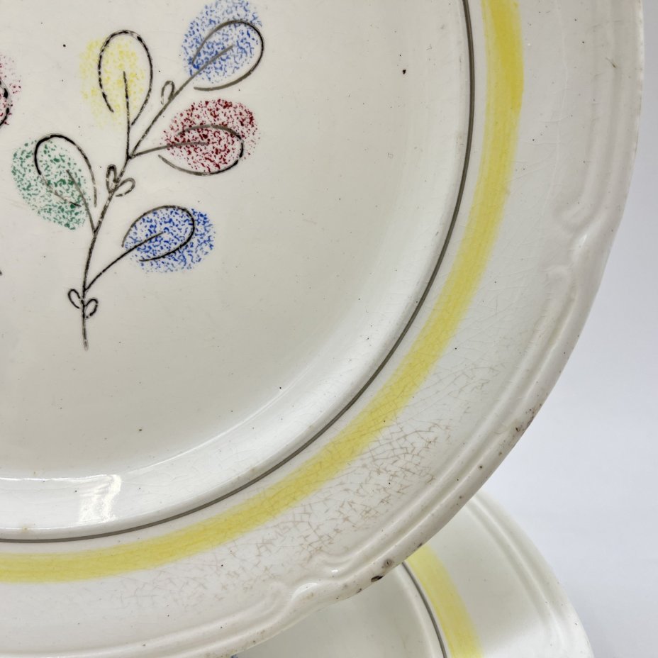 Пара тарелок с цветочным декором, фаянс, Конаковский фаянсовый завод им. М.И. Калинина (ЗиК Конаково), СССР, 1960-1990 гг.