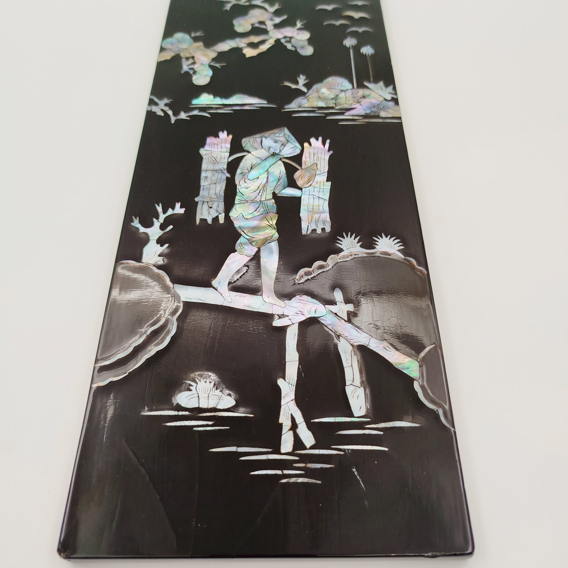 Панно настенное, украшенное изображением собирателя хвороста, папье-маше, перламутр, Азия, 1970-1990 гг.