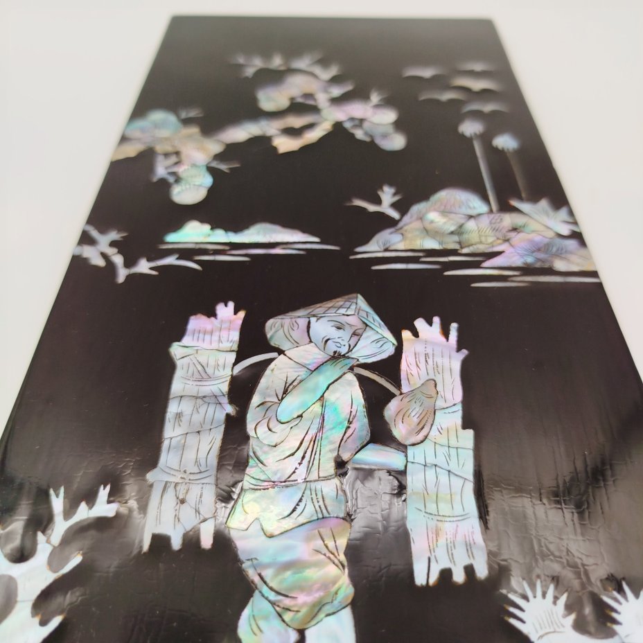 Панно настенное, украшенное изображением собирателя хвороста