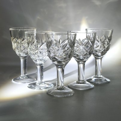 Набор из 5-ти рюмок "Комета", автор формы Е.В. Яновская, автор рисунка Х.М. Пыльд (Кяяр), хрусталь, алмазная грань, Ленинградский завод художественного стекла (ЛЗХС), СССР, 1970-1980 гг.