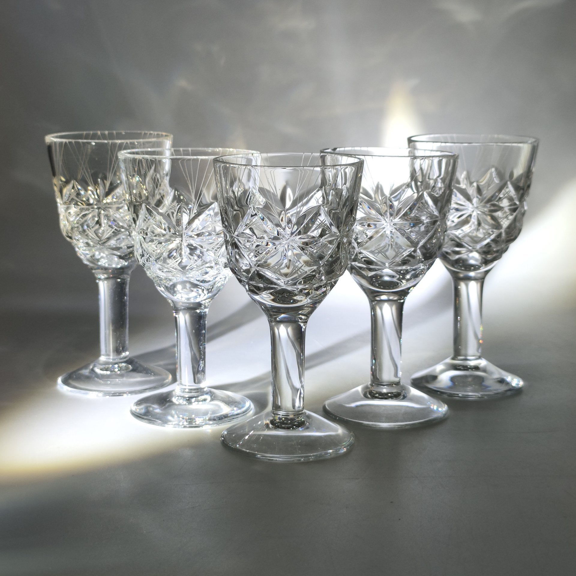 Набор из 5-ти рюмок "Комета", автор формы Е.В. Яновская, автор рисунка Х.М. Пыльд (Кяяр), хрусталь, алмазная грань, Ленинградский завод художественного стекла (ЛЗХС), СССР, 1970-1980 гг.