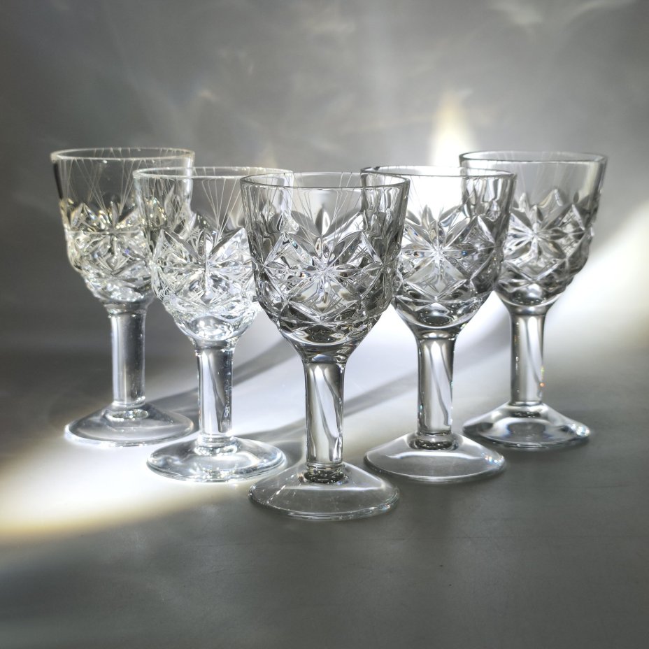 Набор из 5-ти рюмок "Комета", автор формы Е.В. Яновская, автор рисунка Х.М. Пыльд (Кяяр), хрусталь, алмазная грань, Ленинградский завод художественного стекла (ЛЗХС), СССР, 1970-1980 гг.