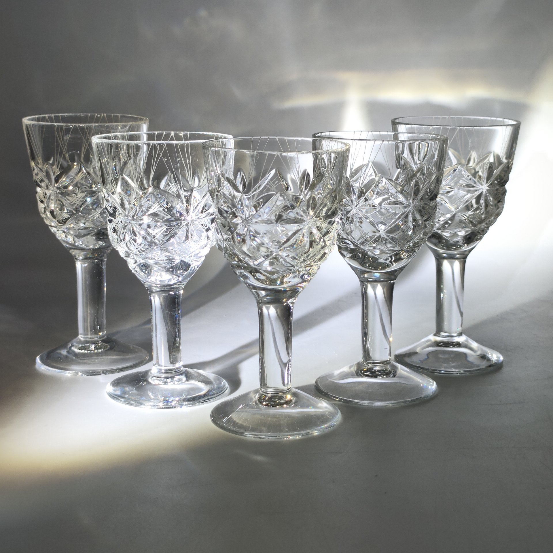 Набор из 5-ти рюмок "Комета", автор формы Е.В. Яновская, автор рисунка Х.М. Пыльд (Кяяр), хрусталь, алмазная грань, Ленинградский завод художественного стекла (ЛЗХС), СССР, 1970-1980 гг.