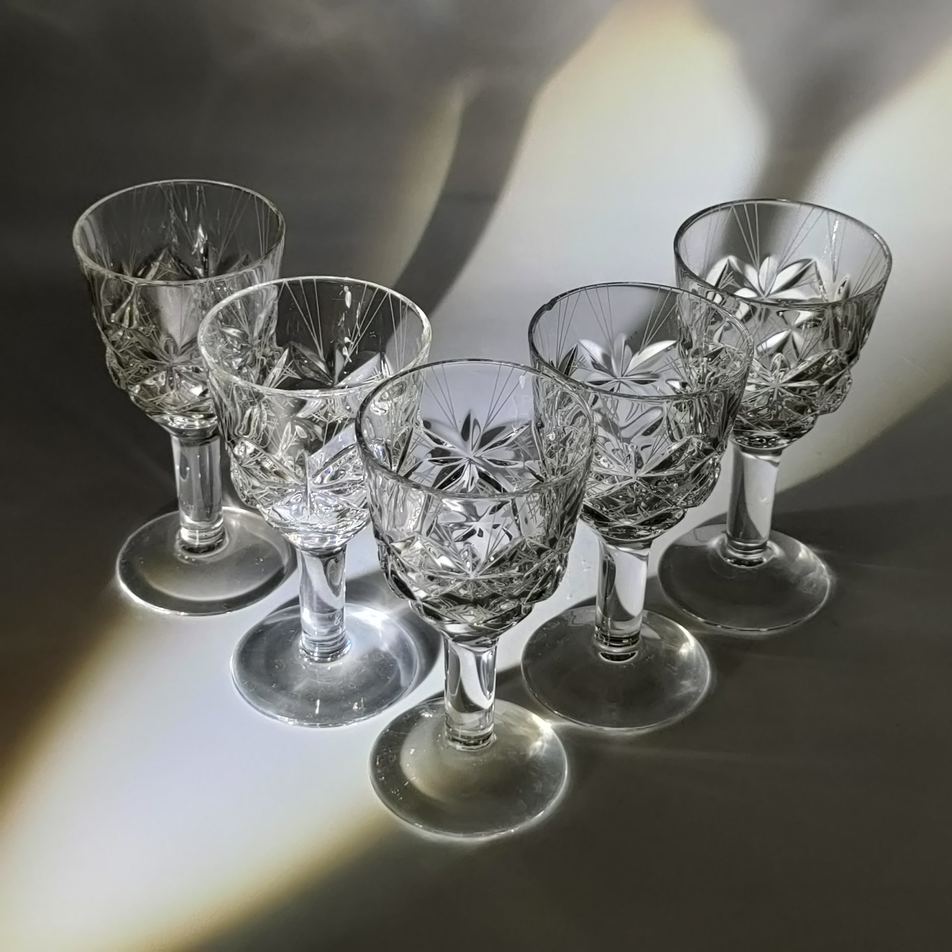 Набор из 5-ти рюмок "Комета", автор формы Е.В. Яновская, автор рисунка Х.М. Пыльд (Кяяр), хрусталь, алмазная грань, Ленинградский завод художественного стекла (ЛЗХС), СССР, 1970-1980 гг.