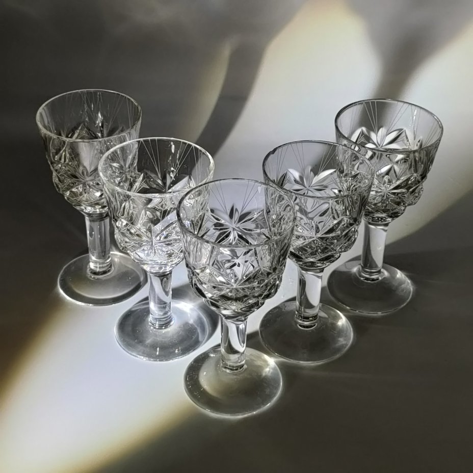 Набор из 5-ти рюмок "Комета", автор формы Е.В. Яновская, автор рисунка Х.М. Пыльд (Кяяр), хрусталь, алмазная грань, Ленинградский завод художественного стекла (ЛЗХС), СССР, 1970-1980 гг.