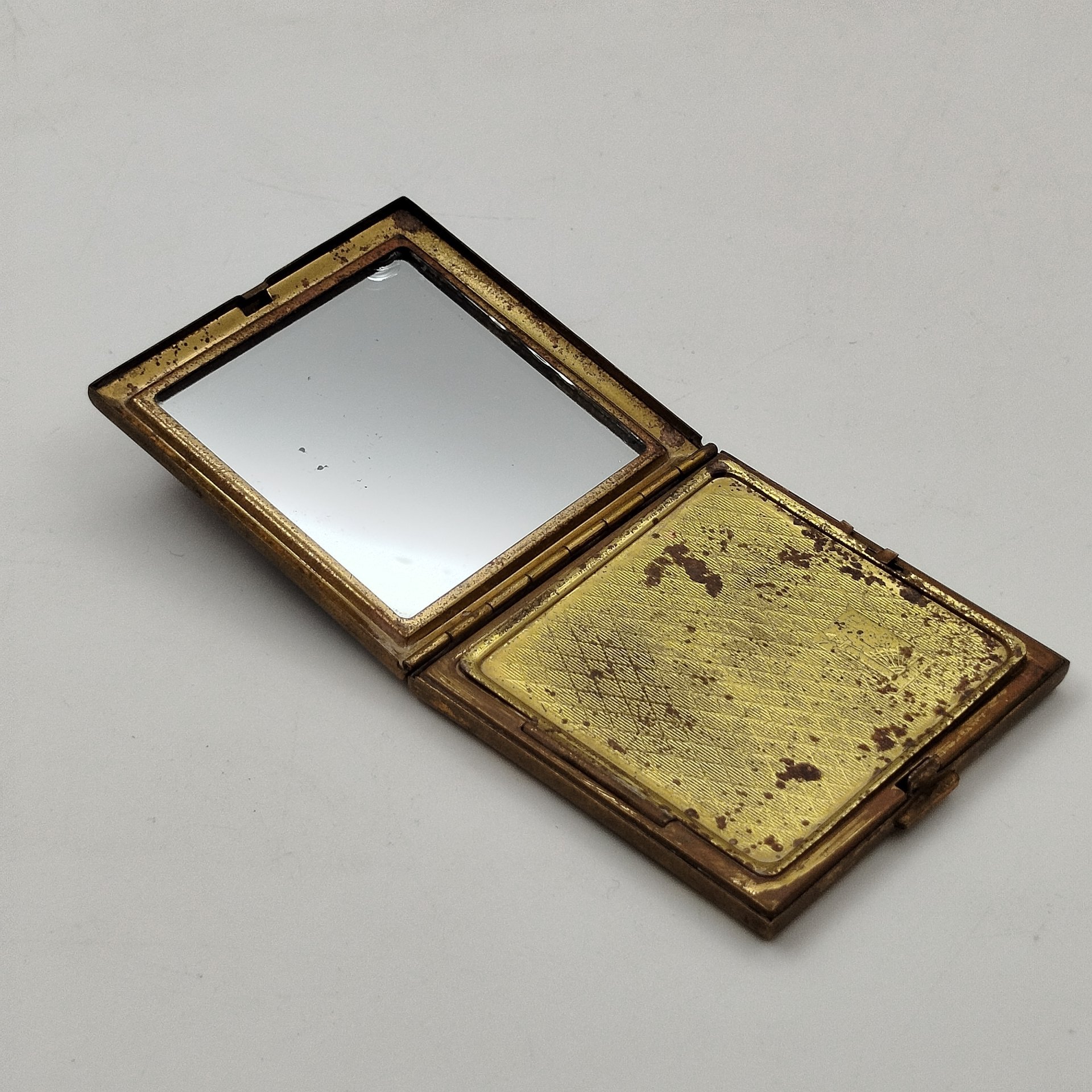 Пудреница винтажная квадратной формы