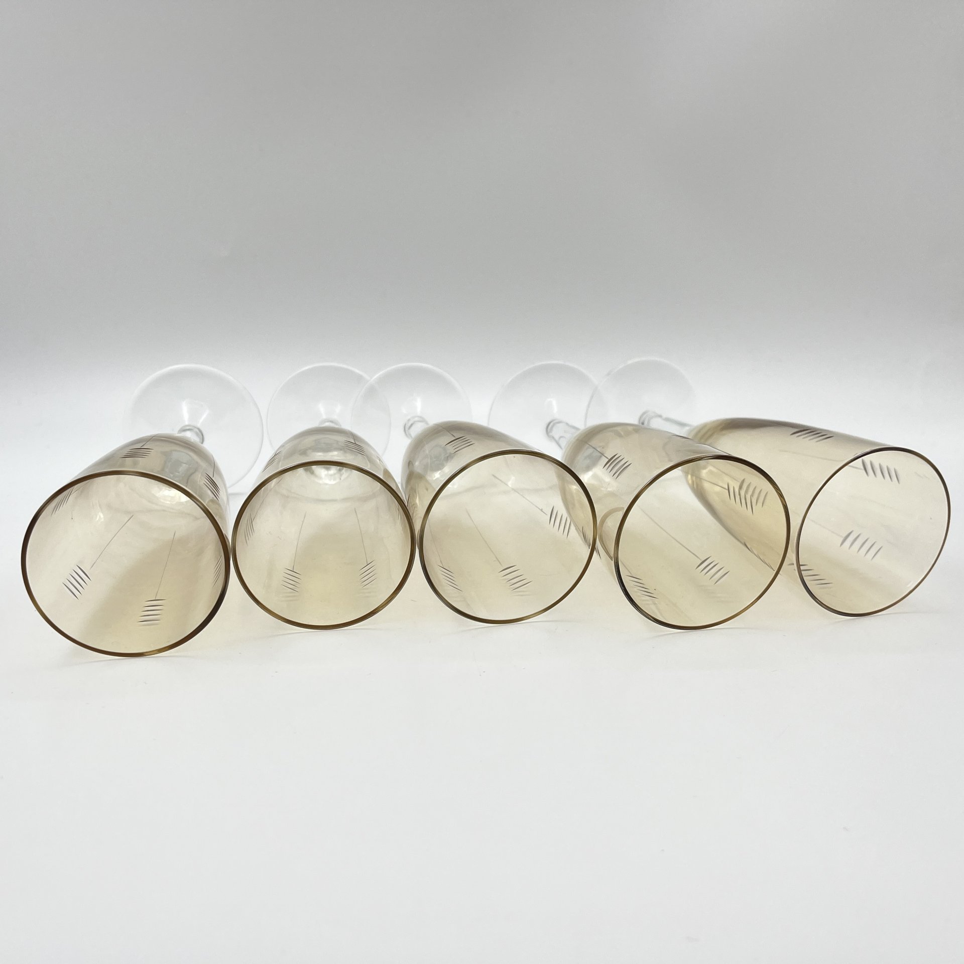 Набор из пяти фужеров жёлтого оттенка с лаконичным декором, цветное стекло, алмазная грань, СССР, 1970-1990 гг.