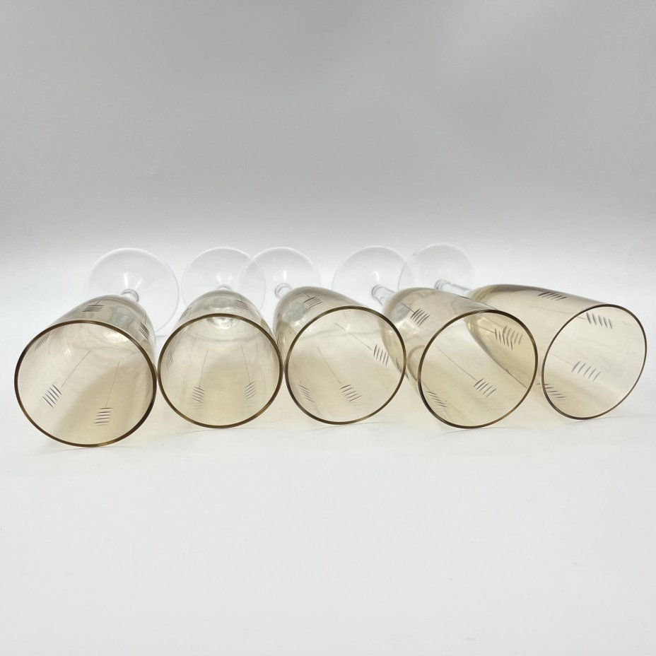 Набор из пяти фужеров жёлтого оттенка с лаконичным декором