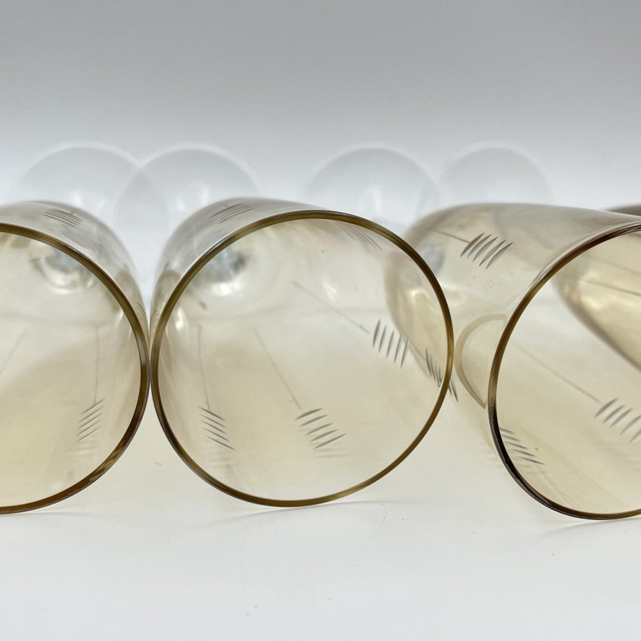 Набор из пяти фужеров жёлтого оттенка с лаконичным декором