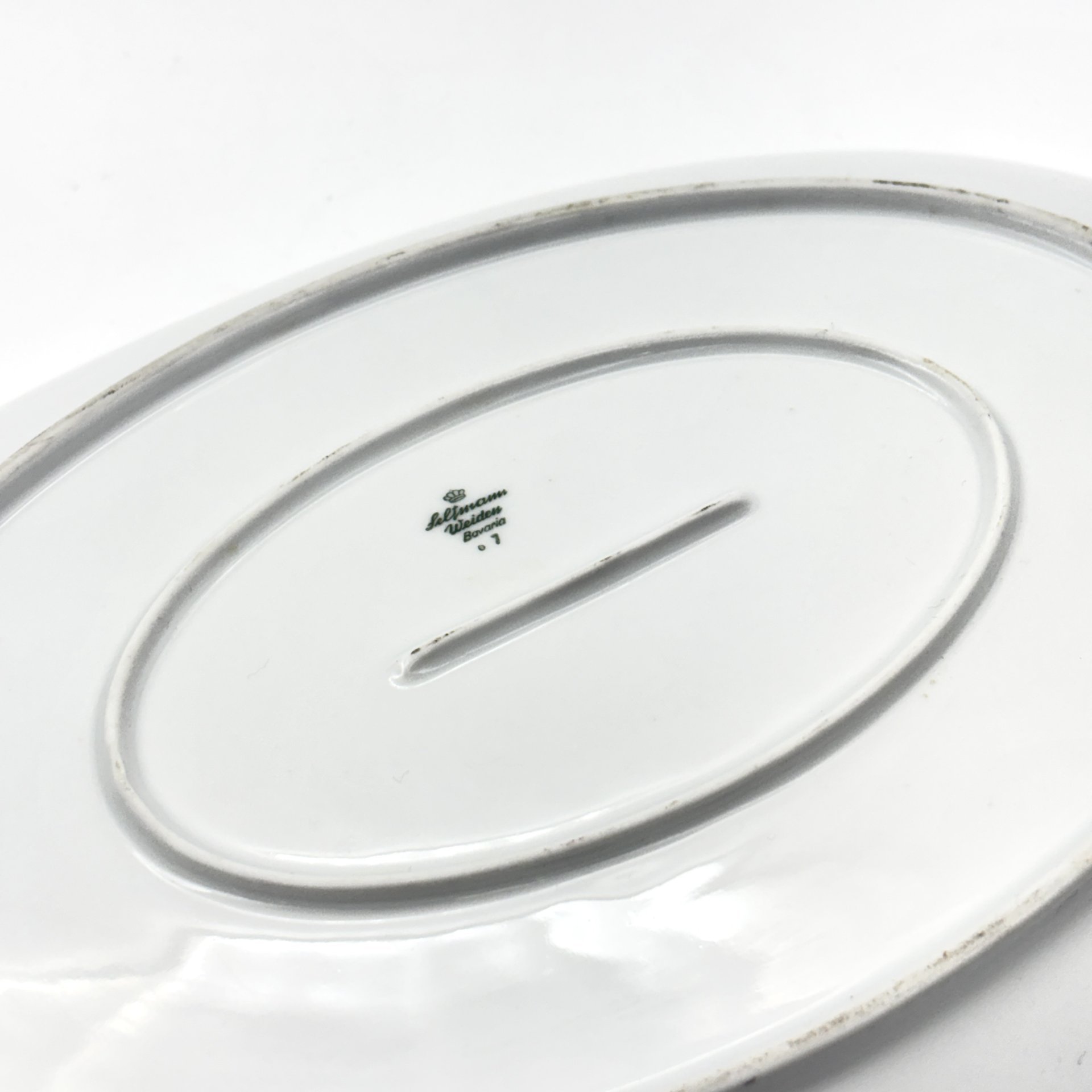 Блюдо овыльной формы, декорированное изображением рыб, фарфор, деколь, крытье, золочение, Seltmann Weiden, Бавария, 1950-1970 гг.