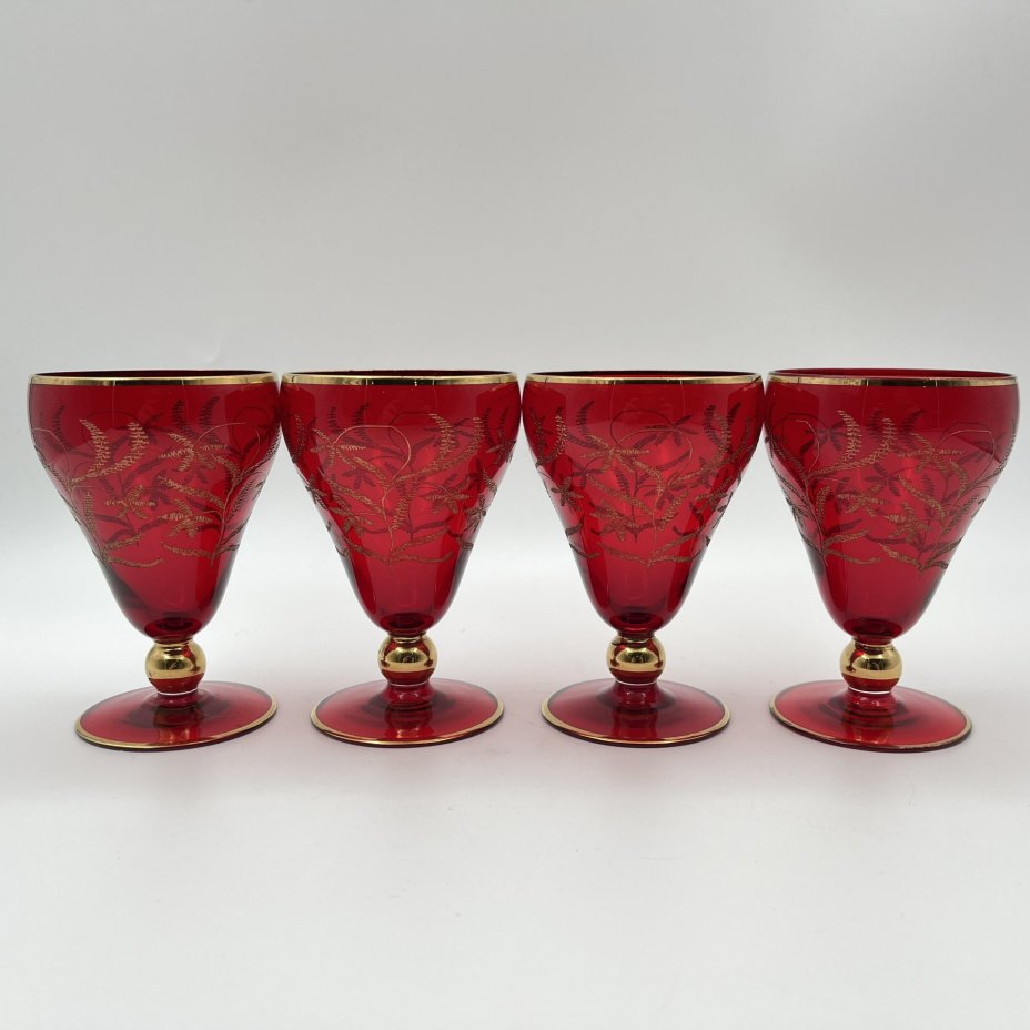 Набор из 4-х рюмок рубинового оттенка  "Золотой шар", цветное стекло, золочение, Чехословакия, 1960-1980 гг.