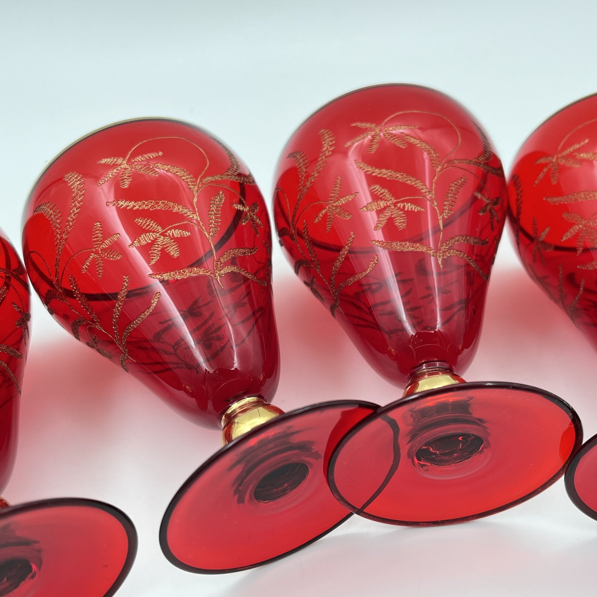 Набор из 4-х рюмок рубинового оттенка  "Золотой шар", цветное стекло, золочение, Чехословакия, 1960-1980 гг.