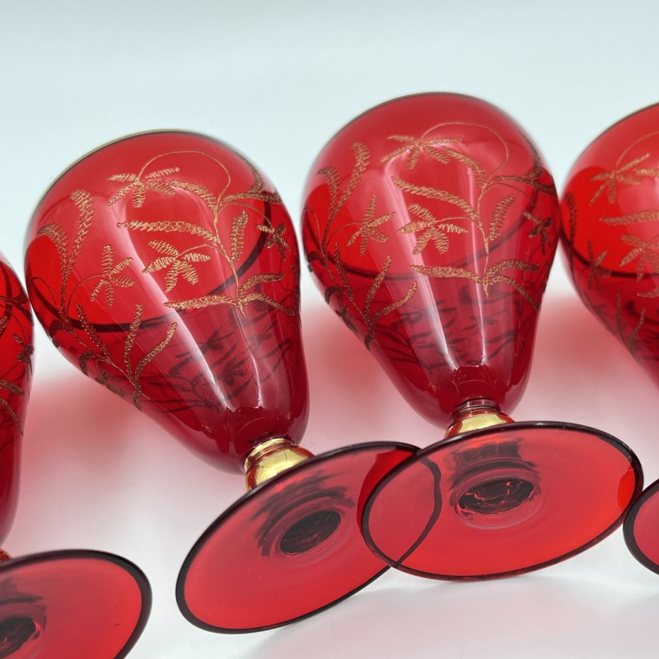 Набор из 4-х рюмок рубинового оттенка  "Золотой шар"