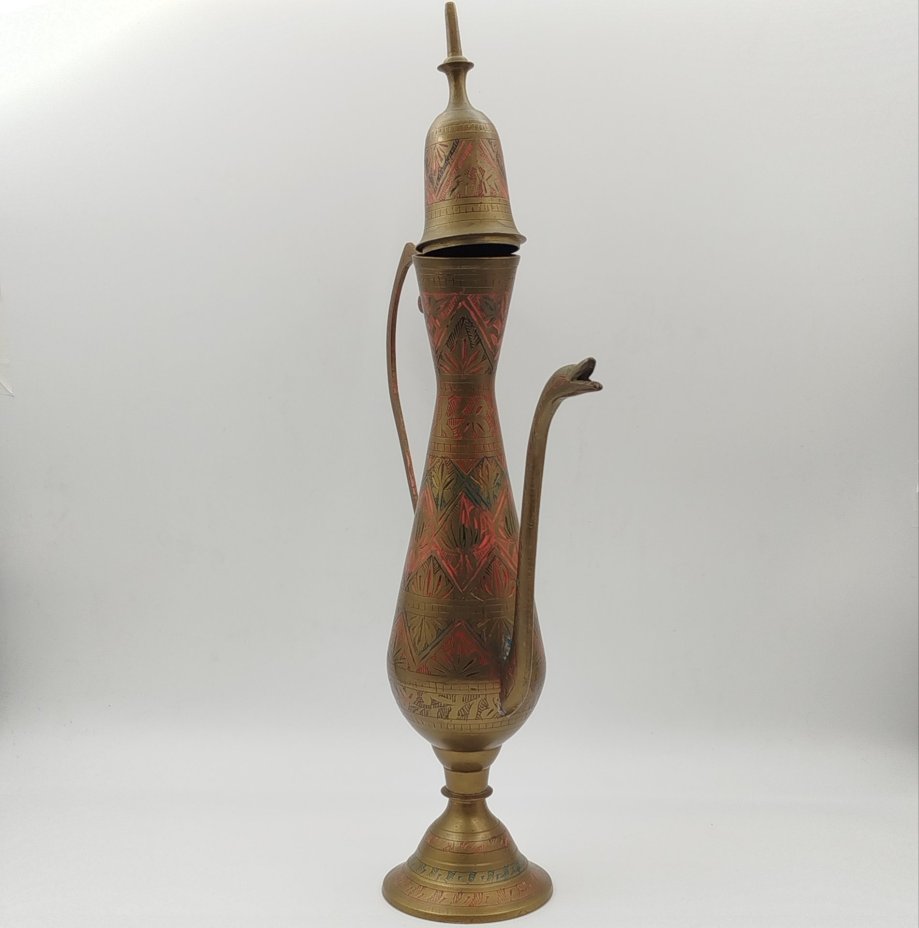 Кумган (кувшин) в восточном стиле, украшенный растительным декором