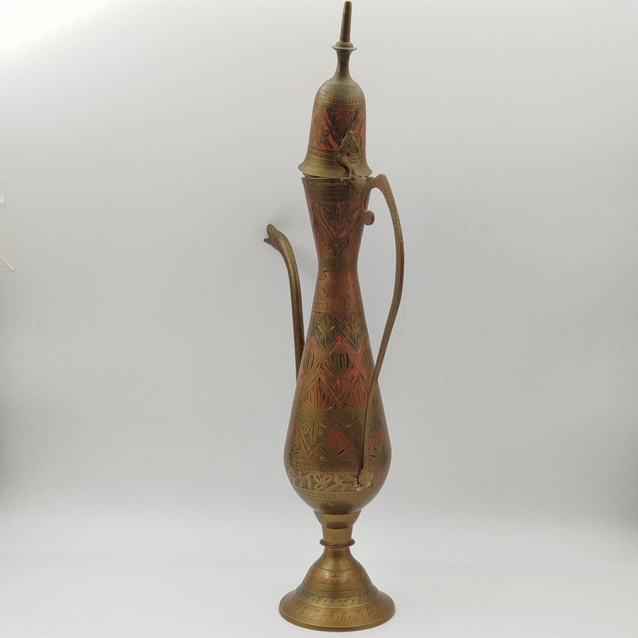 Кумган (кувшин) в восточном стиле, украшенный растительным декором