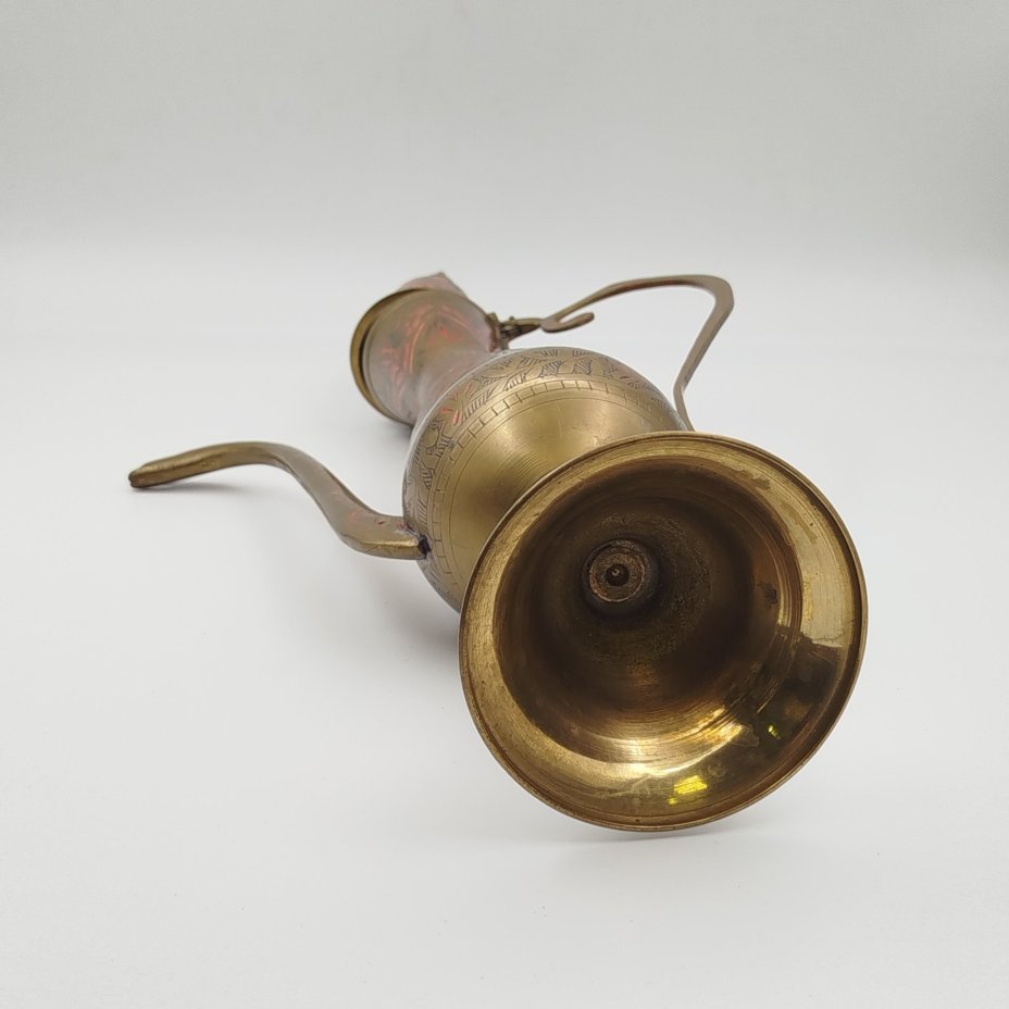 Кумган (кувшин) в восточном стиле, украшенный растительным декором