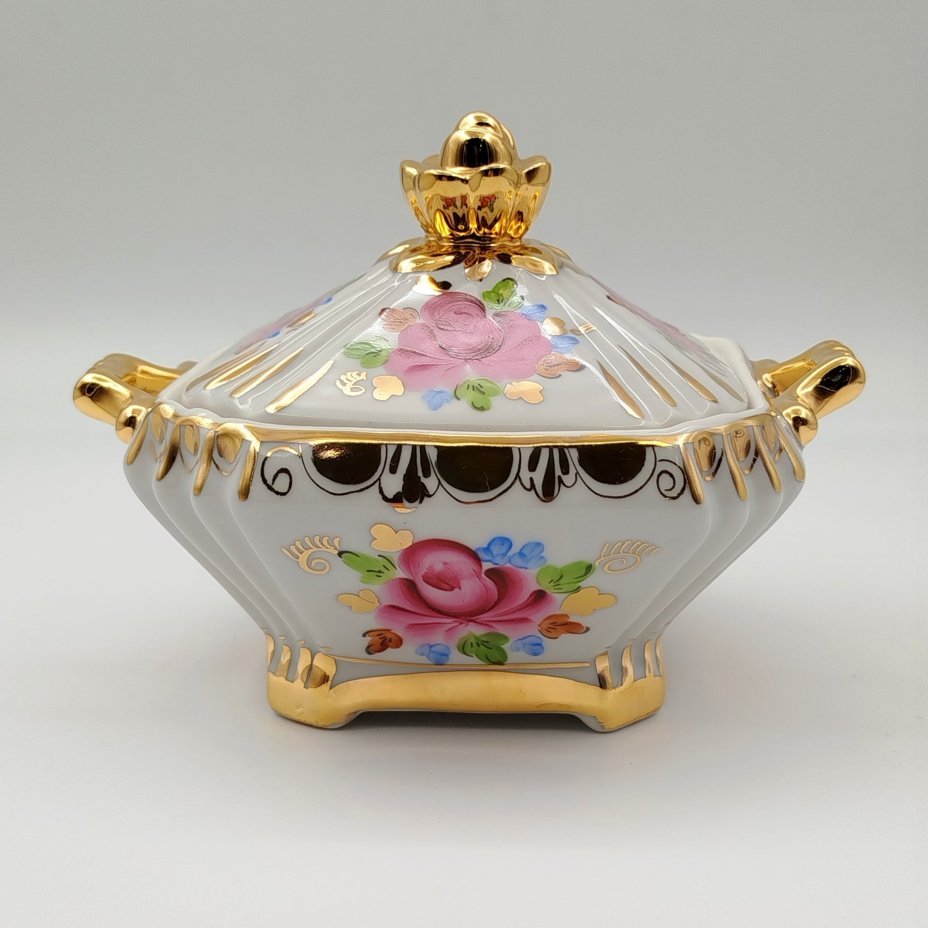 Сахарница (шкатулка), декорированная цветочным декором, фарфор, роспись, золочение, Объединение «Гжель», СССР, 1970-1990 гг.