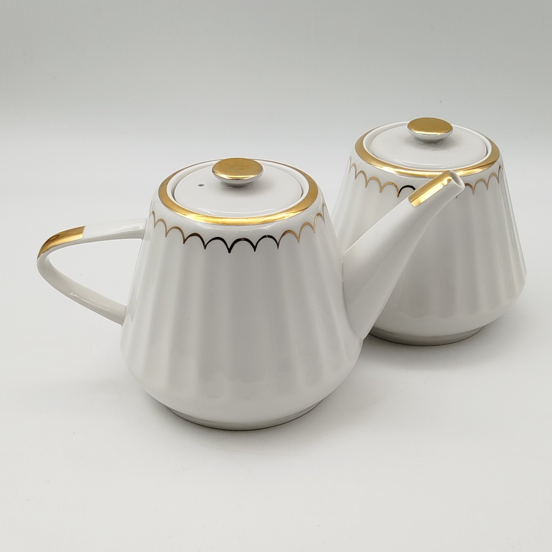 Чайник заварочный и сахарница с золотой лентой, форма "Каннелюрный", автор формы Ольшевский В.Н.